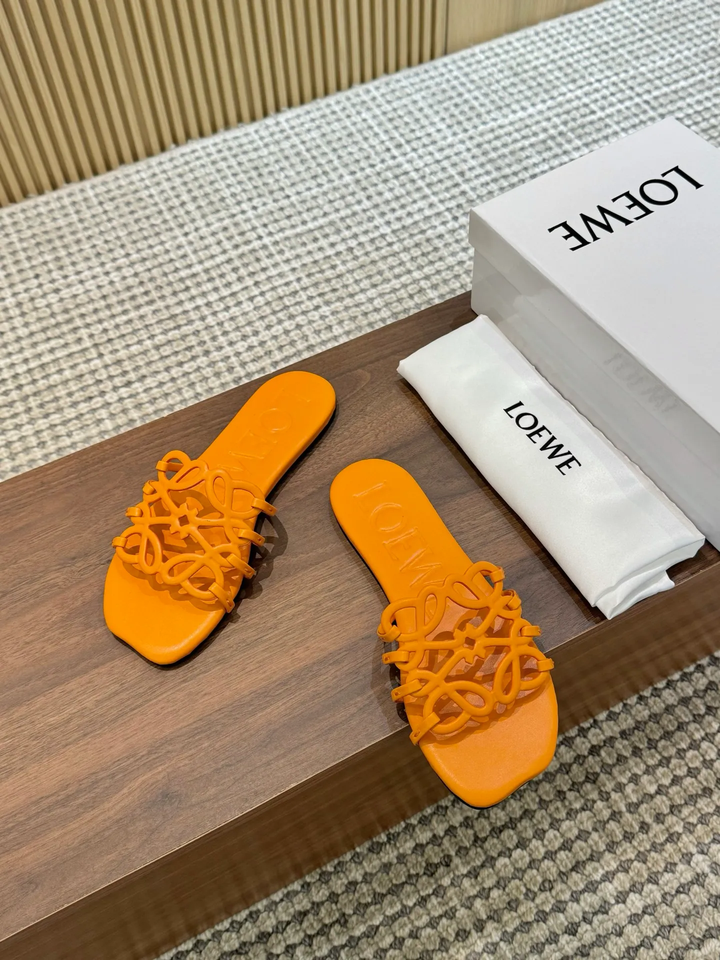 👟👟Ex-factory price 400👟👟 The latest 2025 LOEWE, summer limited edition hollow slippers, they are so beautiful on your feet! ! ! Highly recommended, a super lazy drag, the same style worn by celebrity bloggers! Fabric: Imported sheepskin (black, white, apricot, red, pink, five colors) Lining: Imported sheepskin Outsole: Genuine leather injection dyed bottom Number: 35-42